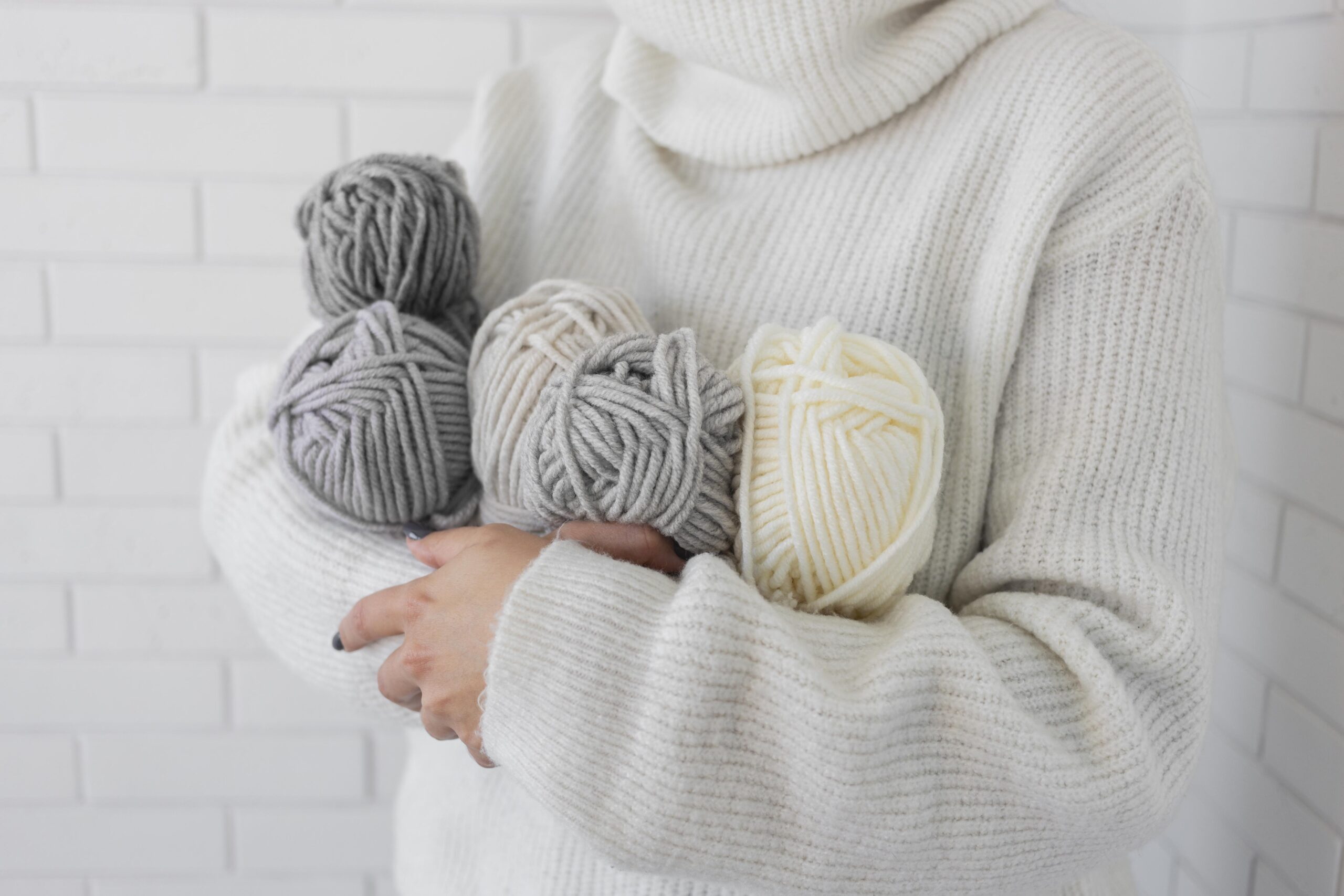 woman-holding-knitting-wool-close-up